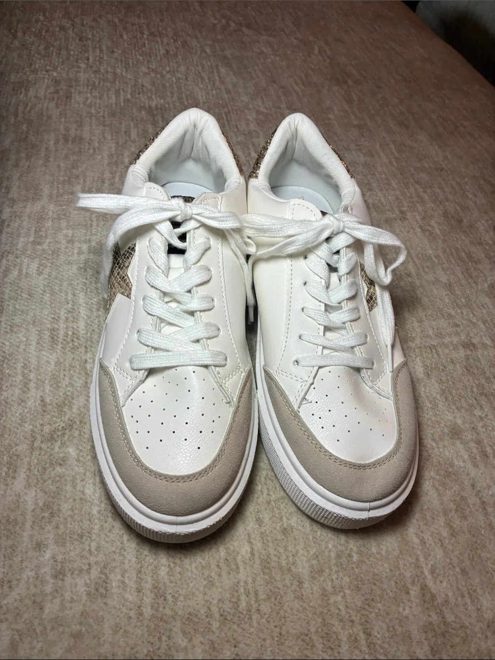 Vintage Havana White‎ Sneakers with Gold Accent
